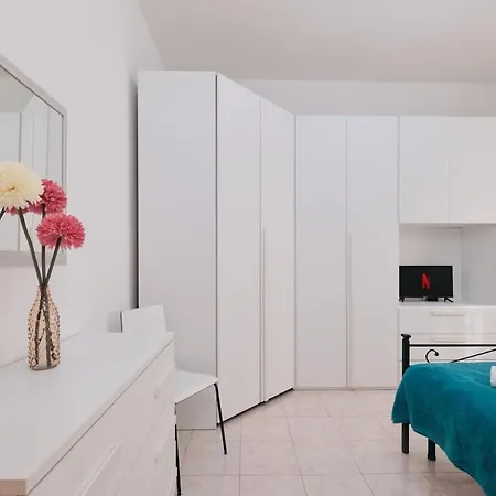 Modern Comfort & Private Patio 5 Min To Metro C アパート