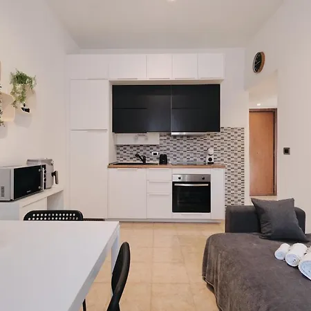 Modern Comfort & Private Patio 5 Min To Metro C ローマ