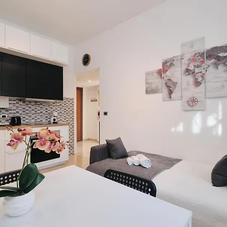 Modern Comfort & Private Patio 5 Min To Metro C Rzym