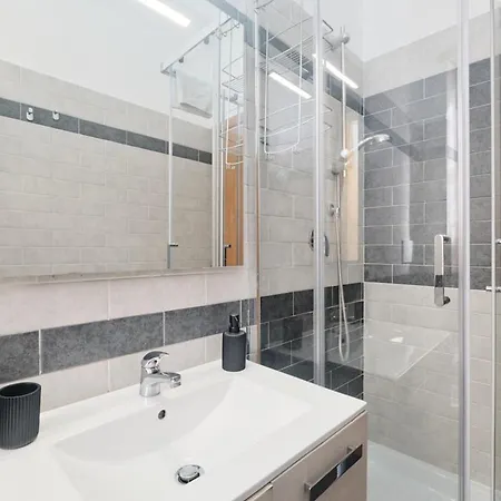 Modern Comfort & Private Patio 5 Min To Metro C * Rzym