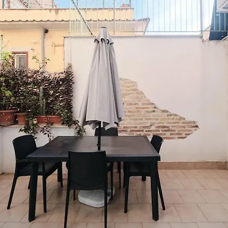 Modern Comfort & Private Patio 5 Min To Metro C Rzym