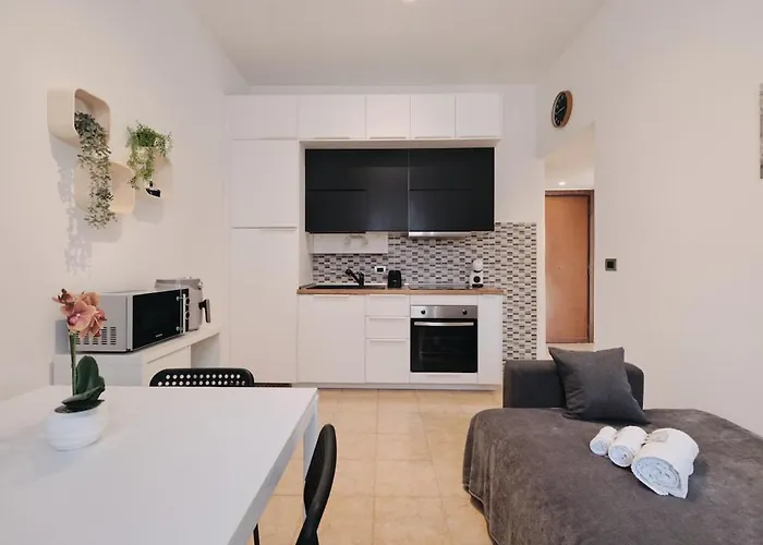 Modern Comfort & Private Patio 5 Min To Metro C ローマ