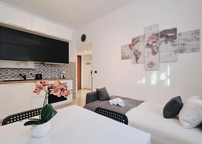 Modern Comfort & Private Patio 5 Min To Metro C ローマ