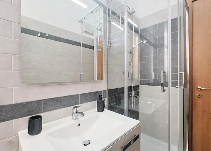 Modern Comfort & Private Patio 5 Min To Metro C * ローマ